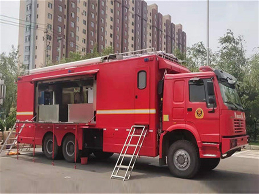 重汽汕德卡6x6越野炊事車