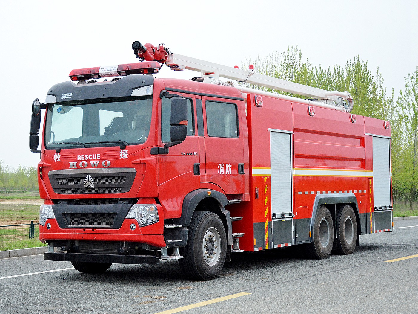 國(guó)六豪沃后雙橋12立方18米舉高噴射消防車(chē)